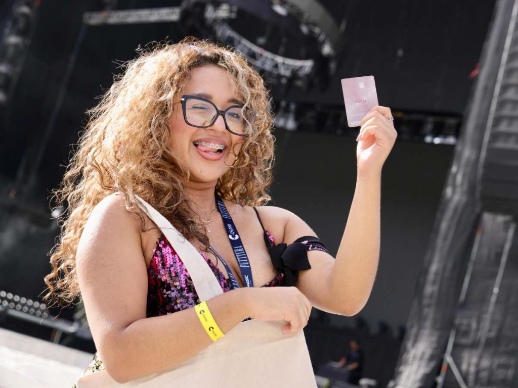 Las tarjetas digitales permiten realizar compras y pagos desde el celular de forma rápida y práctica.