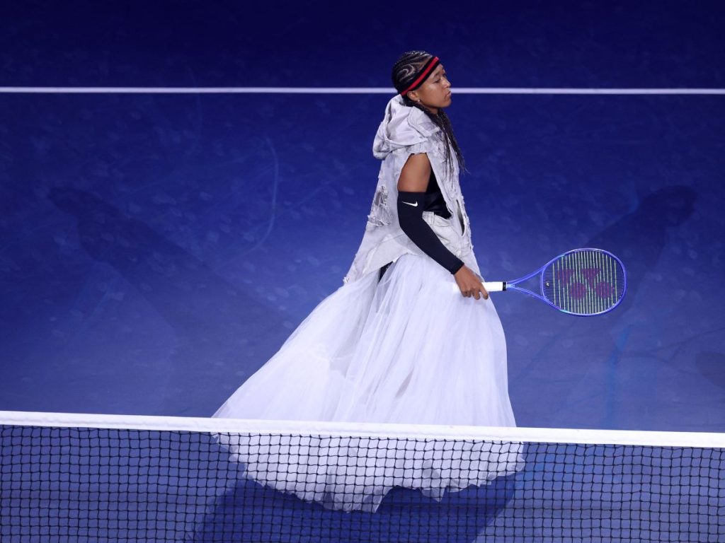 Naomi Osaka entra a la cancha del US Open 2026 con su impactante look blanco de Who Decides War, antes de enfrentar a Anastasia Zakharova.