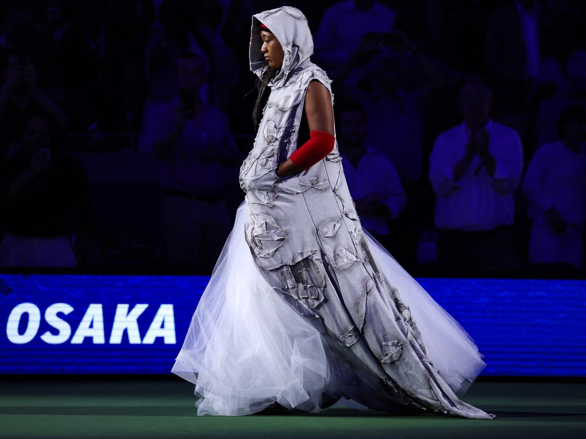 Naomi Osaka ingresa a la cancha para enfrentar a Anastasia Zakharova en la primera ronda del US Open 2026, en Nueva York.