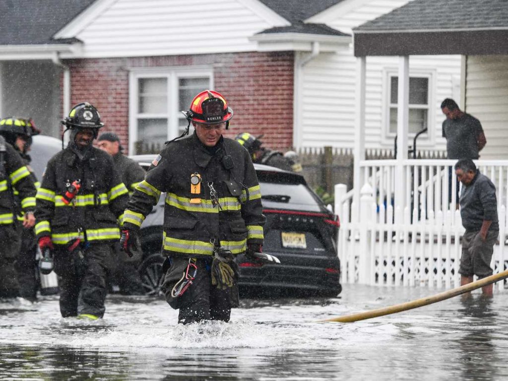 Bomberos atienden una emergencia en medio de las inundaciones en Atlantic City, Nueva Jersey, durante la fuerte tormenta que azota el noreste.