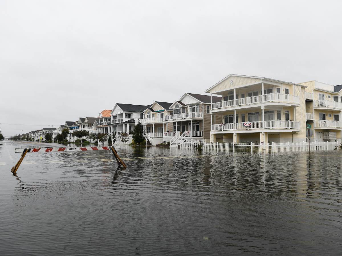 Una carretera permanece cerrada en Ocean City, Nueva Jersey, tras las fuertes lluvias e inundaciones provocadas por la tormenta.