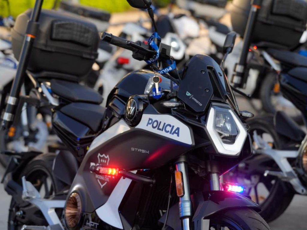 La entrega incluye 205 motocicletas eléctricas que serán utilizadas en diferentes delegaciones policiales.