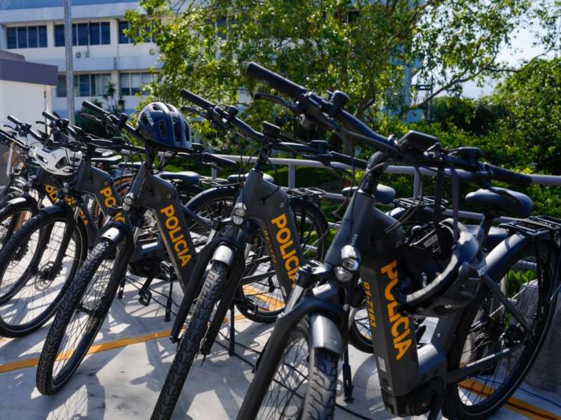 Motocicletas, bicicletas, pick-ups, SUV y vehículos tipo panel forman parte de la nueva flota eléctrica de la Policía.