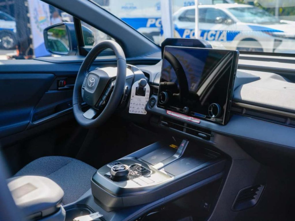 Los vehículos eléctricos pueden alcanzar alrededor de 280 kilómetros de autonomía por carga, según el ministro de Seguridad.
