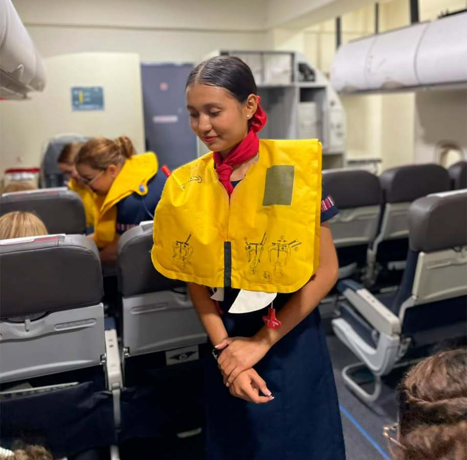 Los futuros tripulantes de cabina reciben preparación relacionada con seguridad, servicio al pasajero y respuesta ante emergencias. Foto/ Cortesía