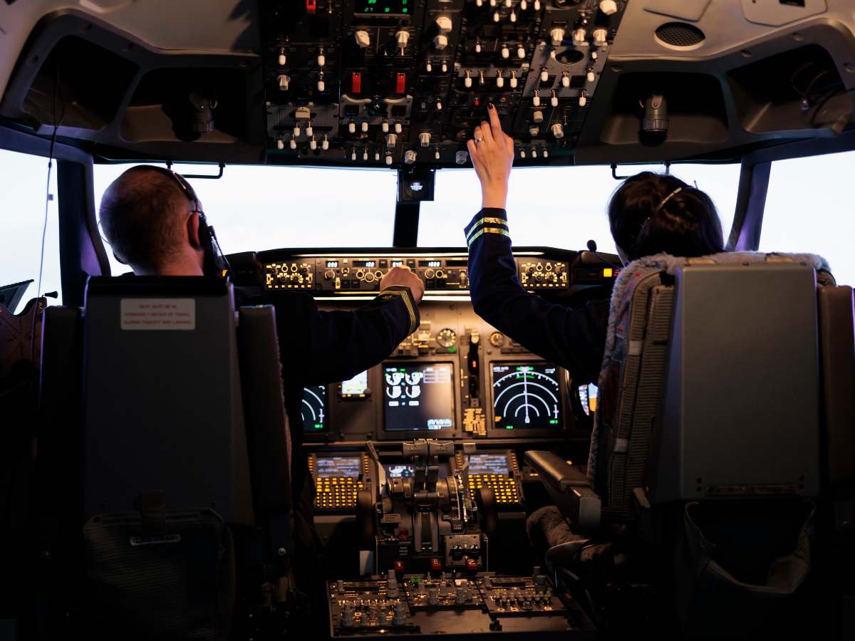 Convertirse en piloto requiere preparación teórica y práctica antes de avanzar profesionalmente dentro de la aviación. Foto/ Cortesía