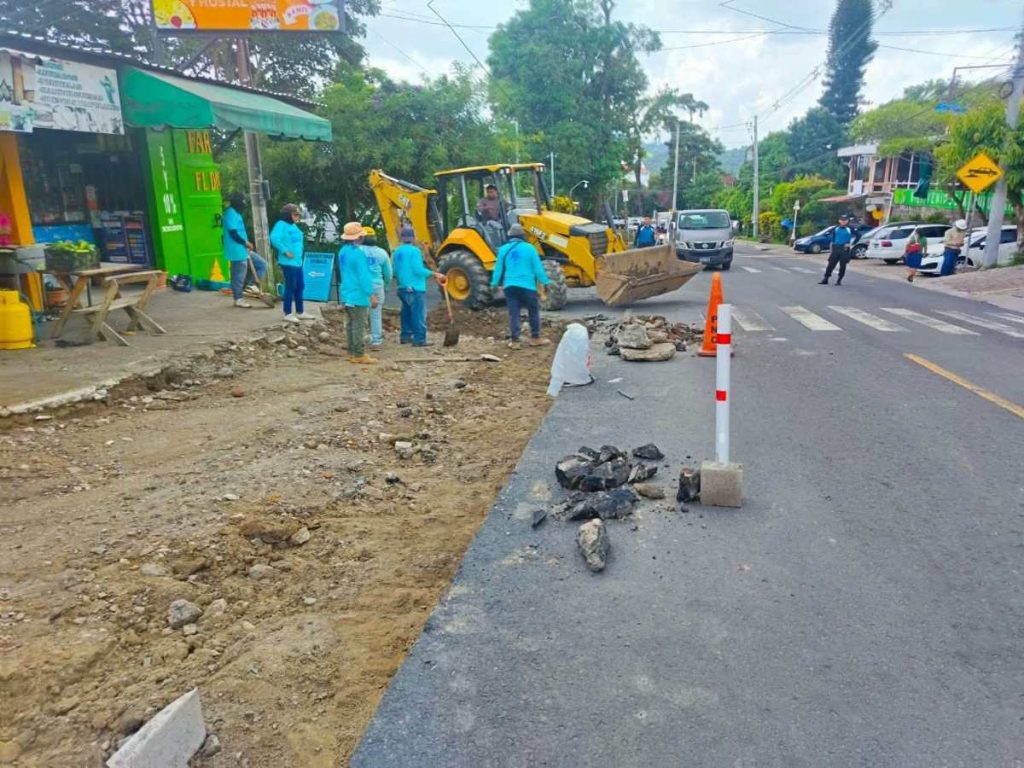 Planes-de-Renderos - Panchimalco - puestos-informales - obstáculos-peatonales - construcción-de-acer