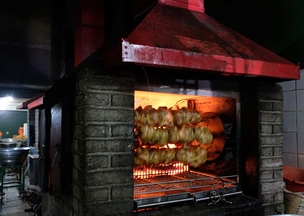 El pollo asado al carbón, el escabeche y las papas “colochas” son algunos de los sabores característicos de Pollo Bonanza.