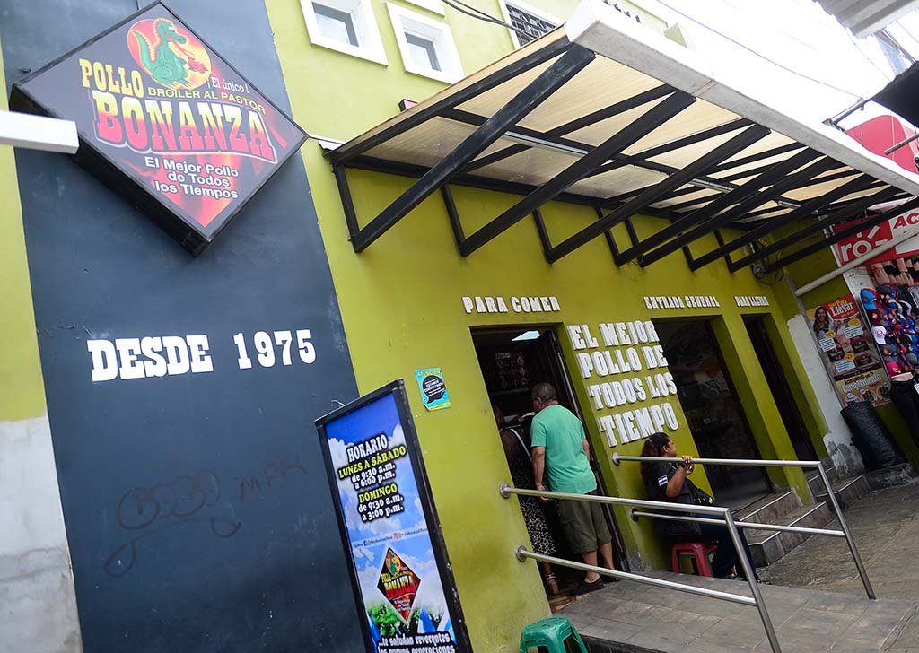 Pollo Bonanza comenzó en 1975 y con los años se convirtió en uno de los negocios tradicionales de la Calle Arce.