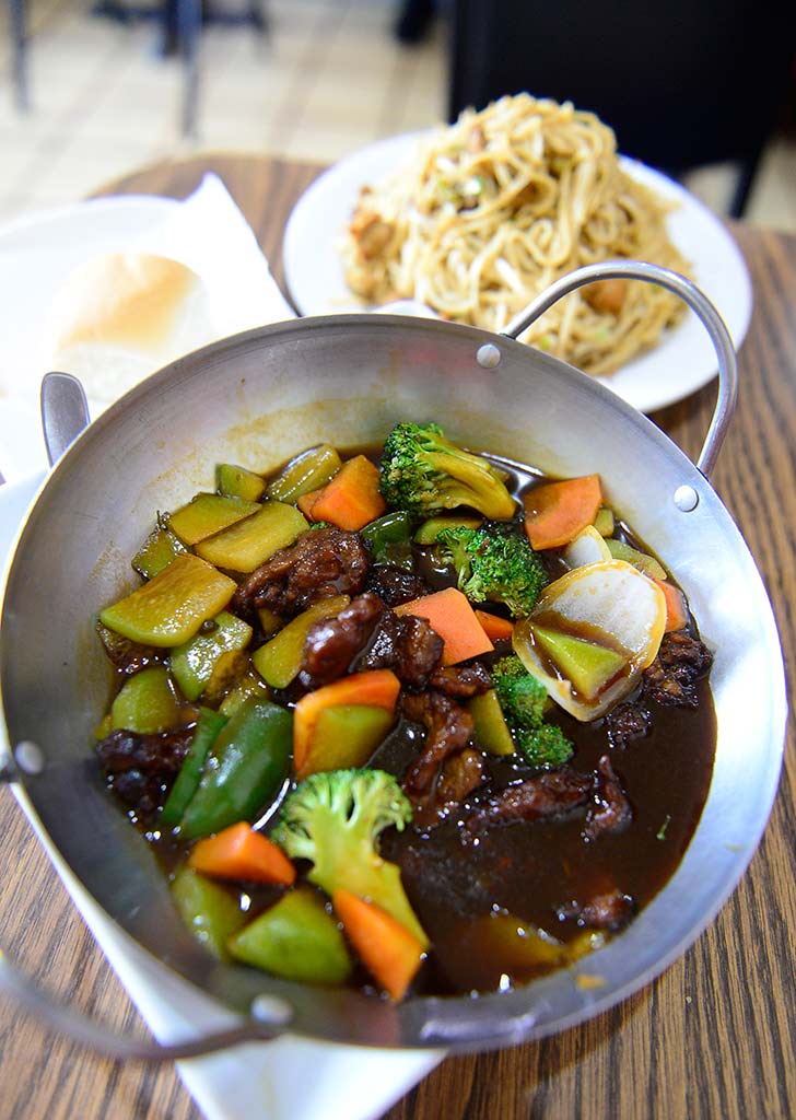 El restaurante Shi Fam fue fundado en la década de 1950 y es considerado uno de los pioneros de la comida china en El Salvador.