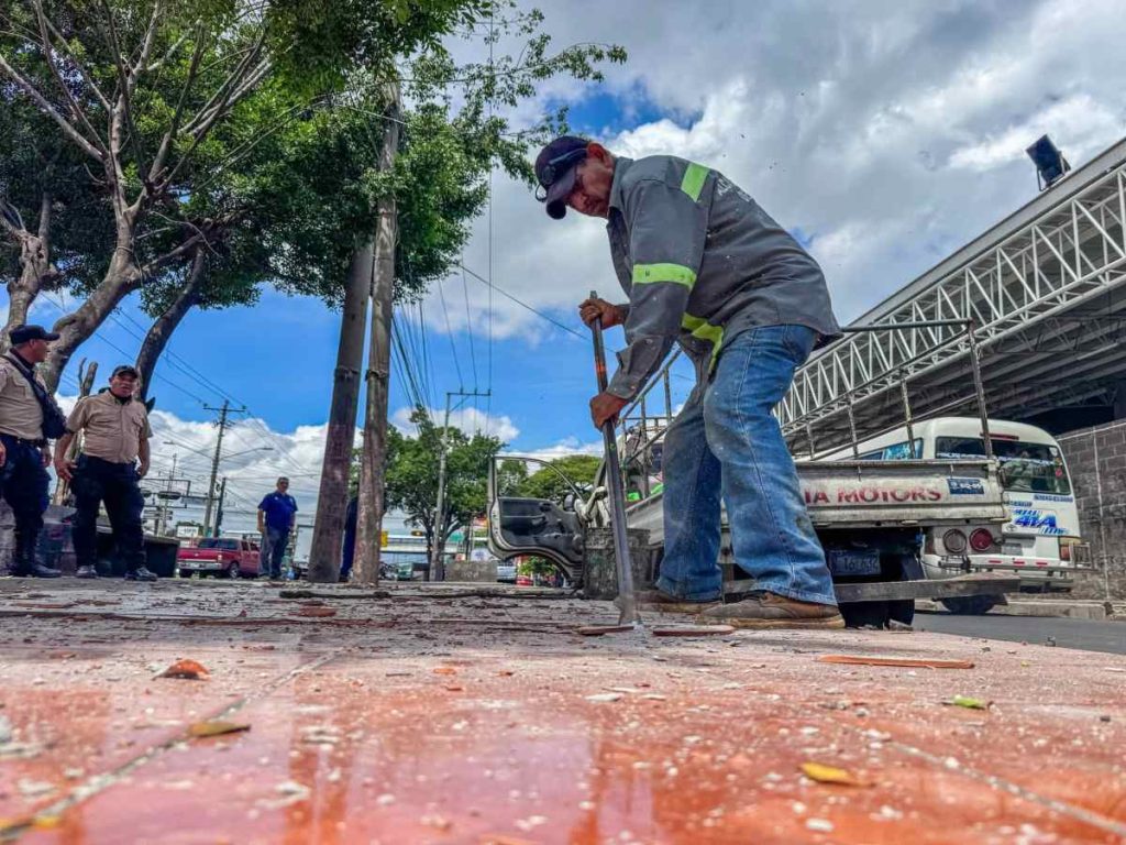 El reordenamiento continúa frente al sector de Walmart, donde la municipalidad reportó nuevas labores relacionadas con el mejoramiento del espacio público en Soyapango.