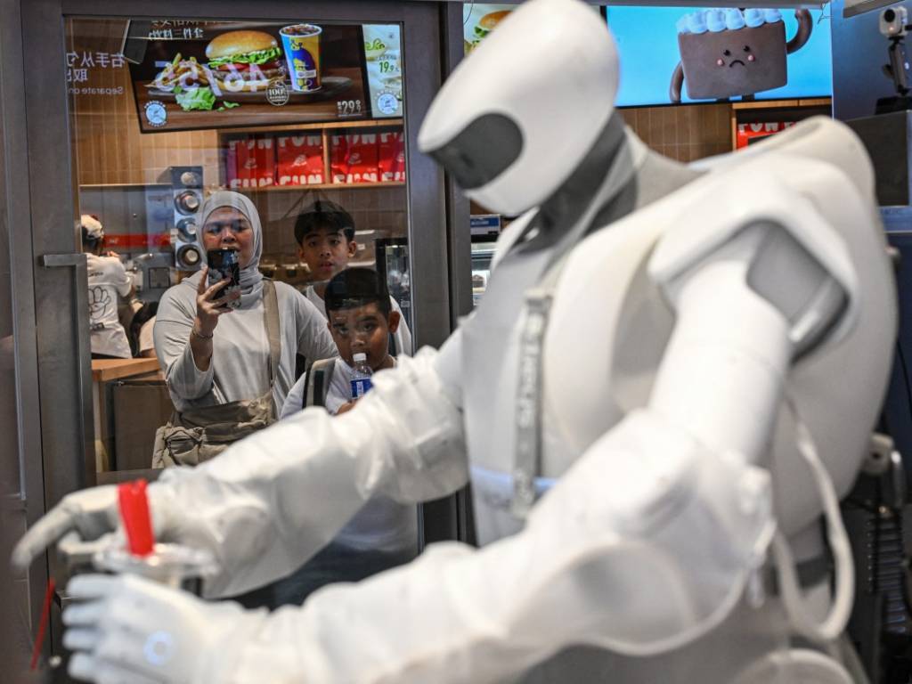 El robot humanoide interactuando con cucharas y accesorios de la barra mediante su sistema de control predictivo.