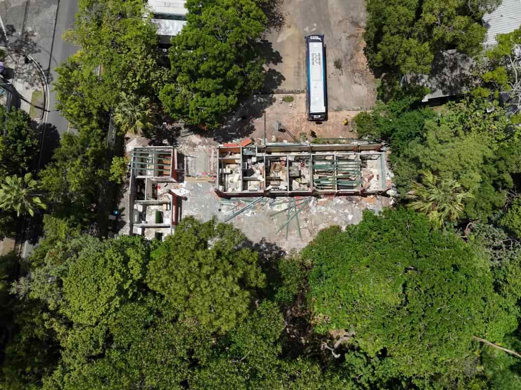 Área en la que se observa parte de las estructuras desmanteladas.
