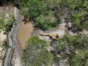 Maquinaria pesada ingresando e interviniendo en las instalaciones del ex Parque Zoológico Nacional.