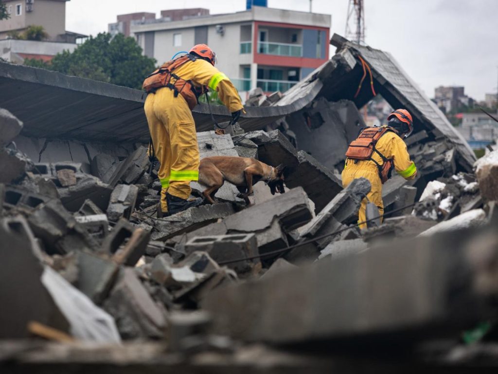 Equipos de rescate trabajan entre los escombros tras el derrumbe de un edificio en construcción en São Paulo, Brasil. 