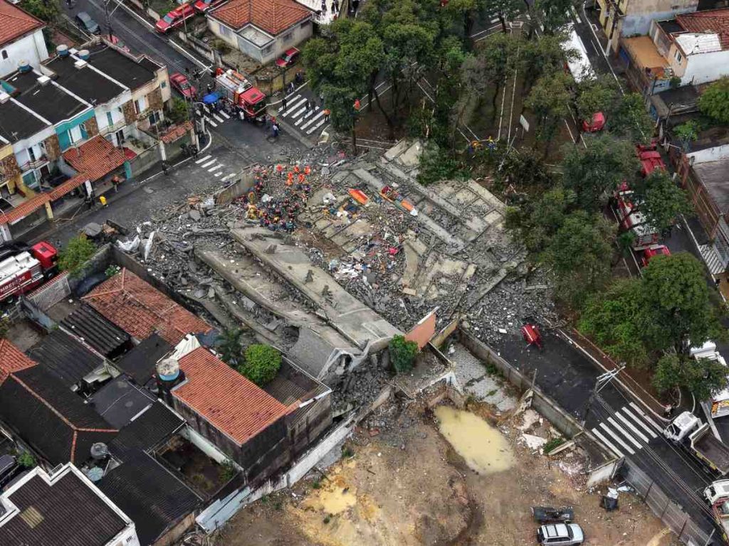 Vista del lugar donde un edificio en construcción colapsó sobre una vivienda en Penha, São Paulo.