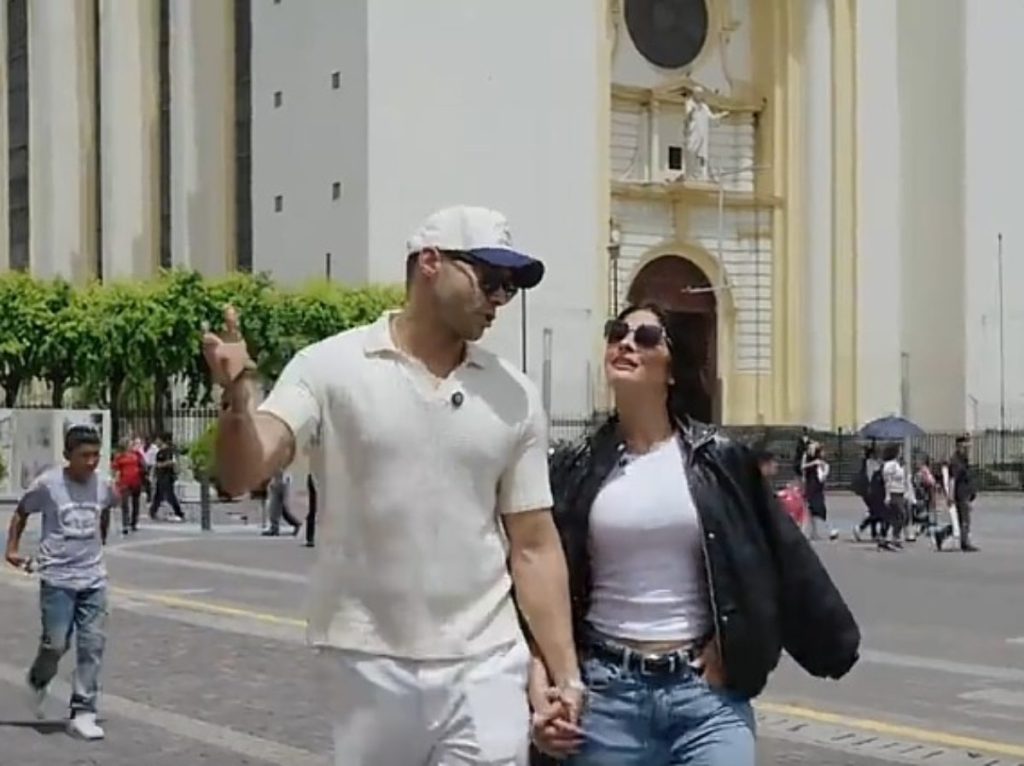 Carlos Arias encendió las redes al iniciar un video junto a Sheynnis Palacios con la frase “¿Y si nos casamos aquí?”