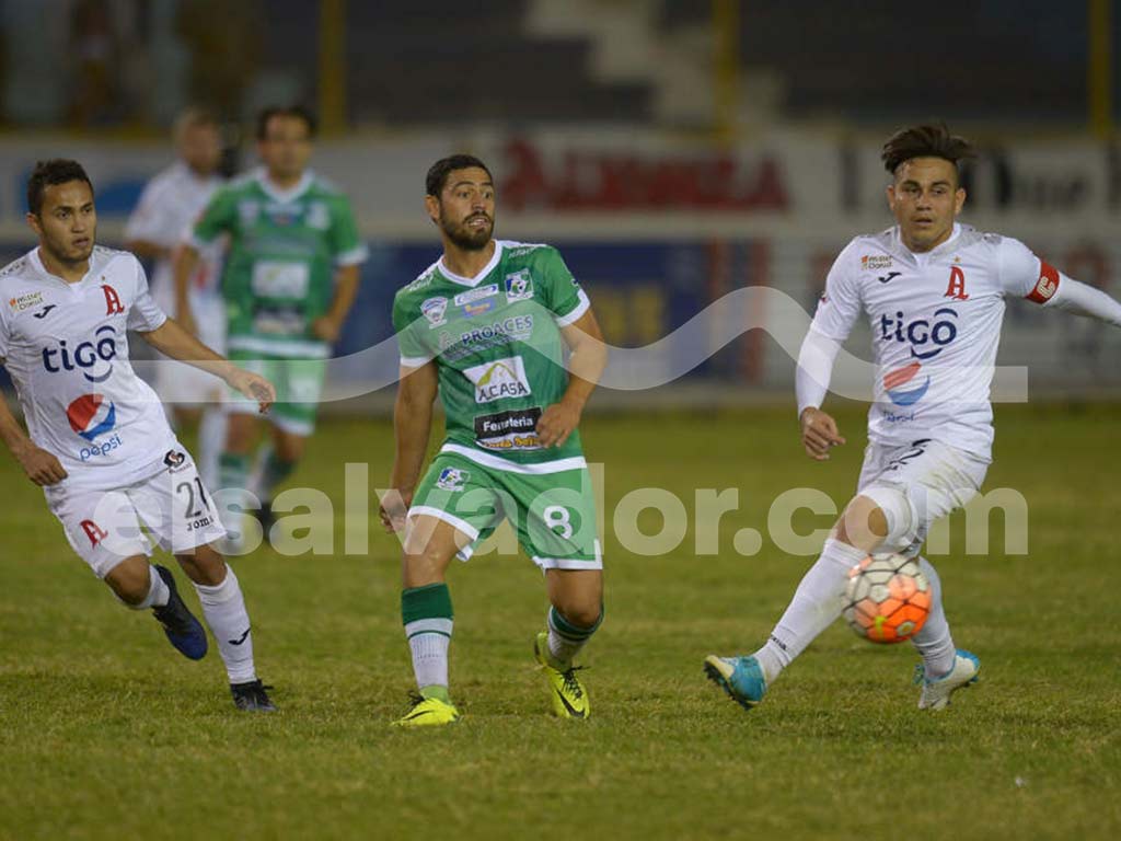 Una fotografía de equipo a color que muestra a la plantilla de Sonsonate FC posando antes de un partido en un estadio con césped verde. Los jugadores visten uniformes verdes y blancos.