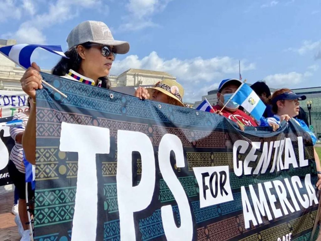 Fotografía de archivo de inmigrantes centroamericanos en una manifestación por el TPS de ciudadanos de Guatemala, Honduras, Nicaragua y El Salvador que viven en Estados Unidos, en Washington (EE.UU.). 