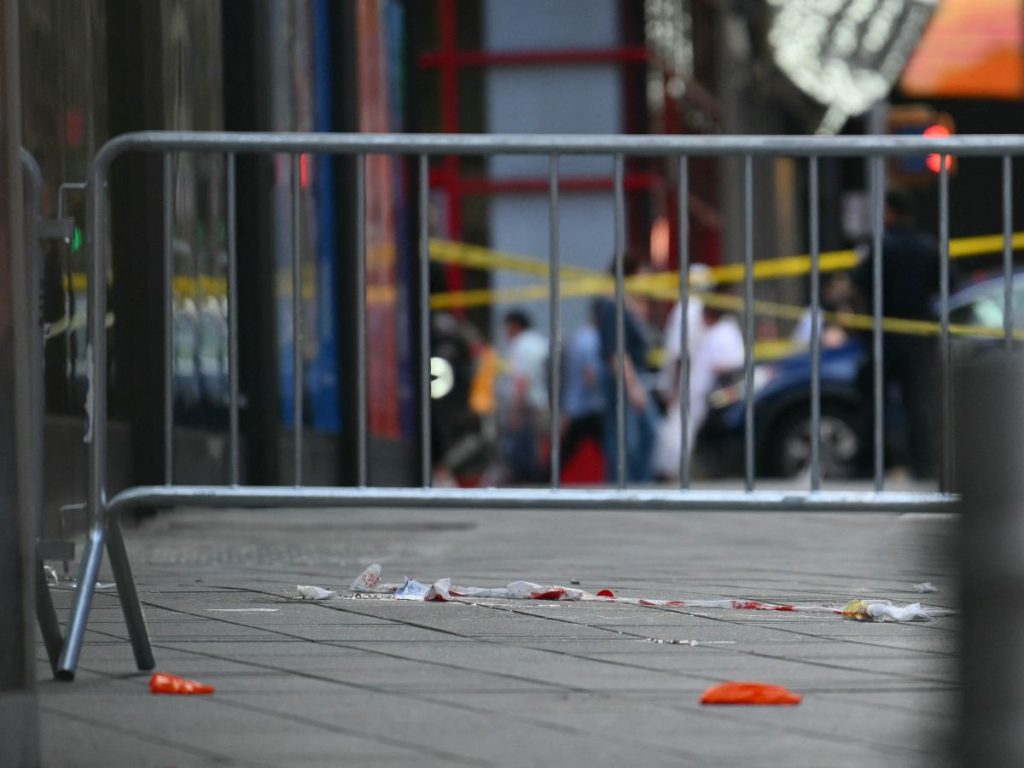 Se observa sangre en el lugar donde un tiroteo con participación policial dejó un muerto cerca de Times Square, en Nueva York, el 31 de agosto de 2026.
Una mujer armada con un cuchillo apuñaló a dos personas en Times Square, Nueva York, el lunes antes de ser abatida por la policía, según informaron medios estadounidenses.