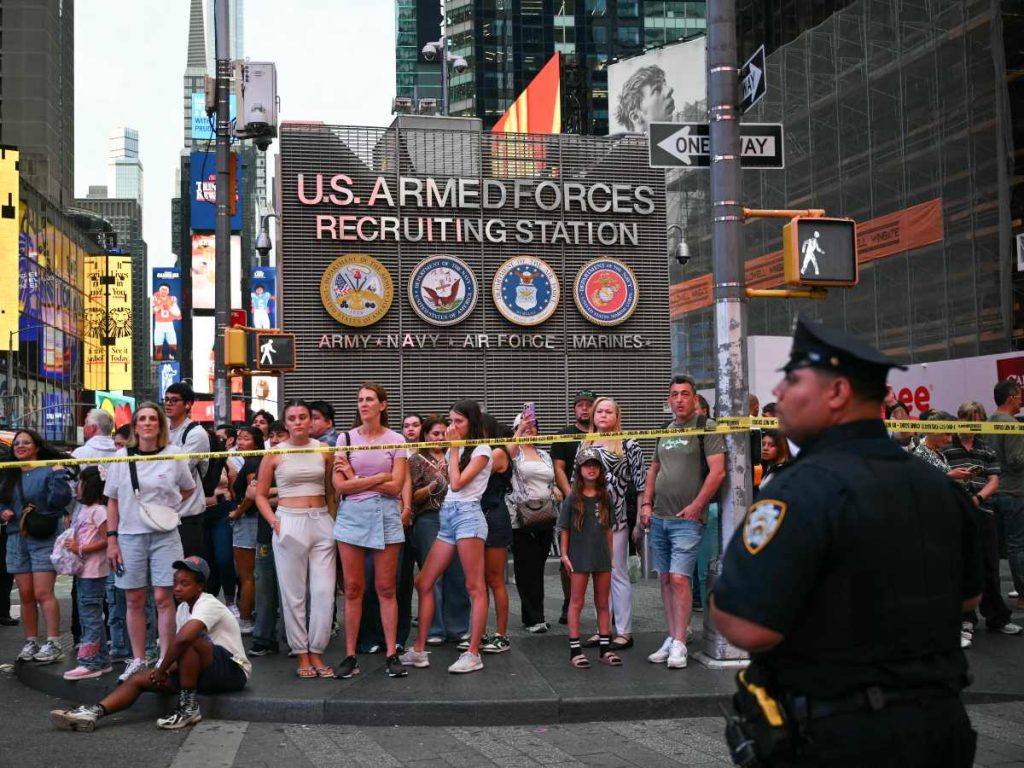 Varias personas observan la escena donde un tiroteo con participación policial dejó un muerto cerca de Times Square, en Nueva York, el 31 de agosto de 2026.
