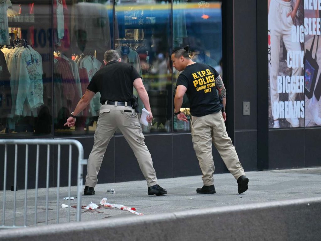 Agentes de la policía de la ciudad de Nueva York investigan el lugar donde un tiroteo en el que se vio involucrado un agente dejó un muerto cerca de Times Square, en Nueva York, el 31 de agosto de 2026.