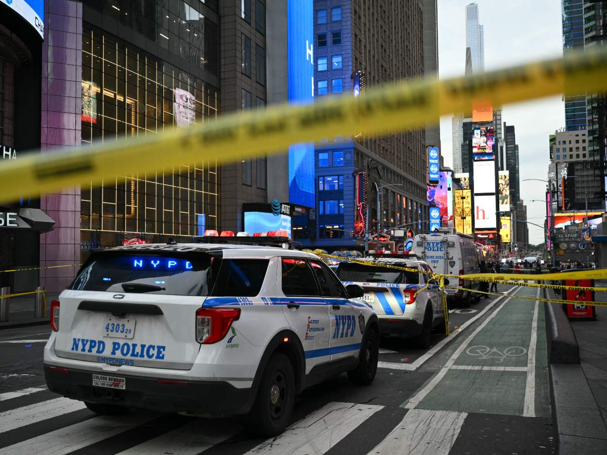 Muere mujer apuñalada en Times Square y policía abate a agresora