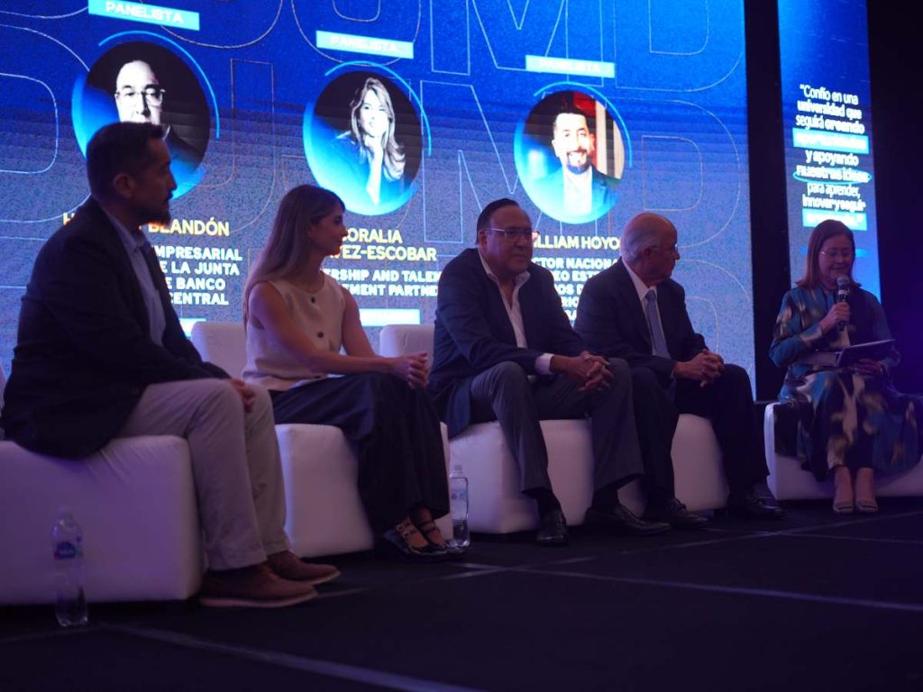 María Eugenia Brizuela de Ávila, vicepresidenta del Consejo Directivo de la UJMD, moderó el conversatorio con cuatro profesionales graduados de la institución.