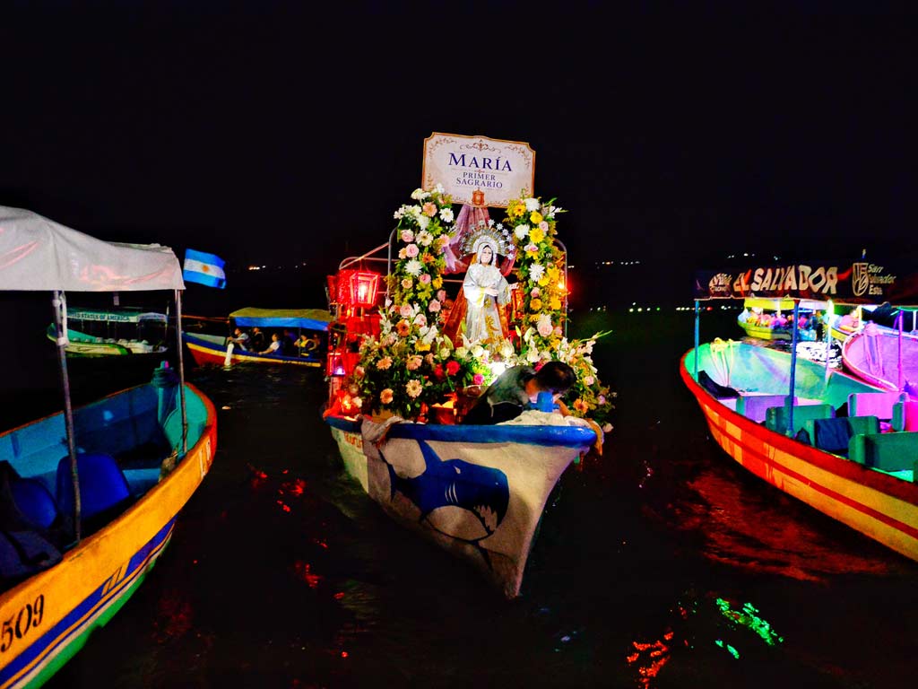 La Virgen de Dolores fue colocada sobre una lancha adornada con flores y farolitos para cruzar el lago de Ilopango. Foto