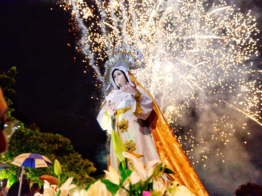 Música, cohetes de vara y antorchas acompañaron la salida de la Virgen de Dolores desde Joya Grande. Foto Jessica Orellana