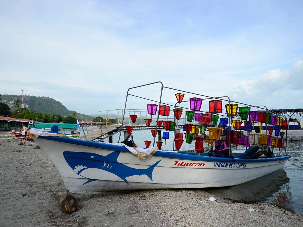 Integrantes de seis sectores de la comunidad colaboraron en la elaboración de los farolitos utilizados para decorar la lancha. Foto