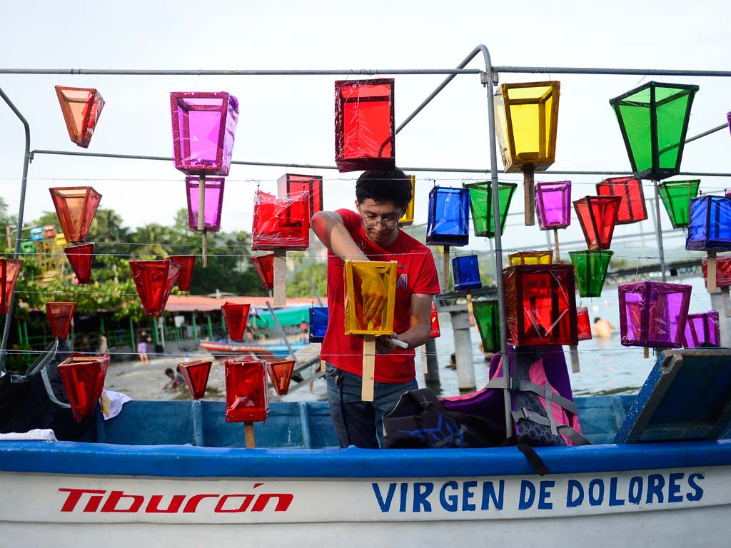 Desde horas de la mañana, Alexi Rivas y otros miembros de la comunidad prepararon la lancha con farolitos y arreglos florales. Foto Jessica Orellana