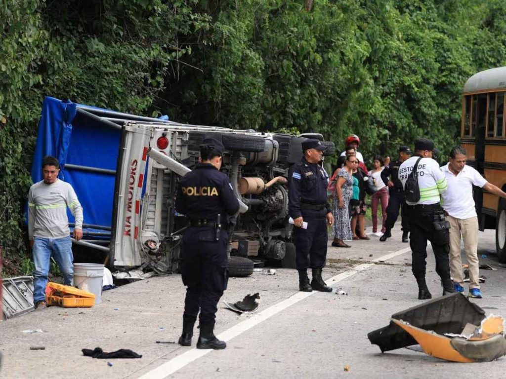 El accidente ocurrió en la carretera al Puerto de La Libertad y movilizó a equipos de emergencia y autoridades de tránsito.