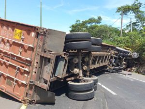 Choque de rastras complica el tránsito en Apopa