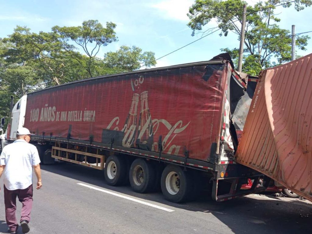 Grúas pesadas trabajan para retirar las rastras involucradas en el choque sobre la carretera Panamericana, en Apopa. 