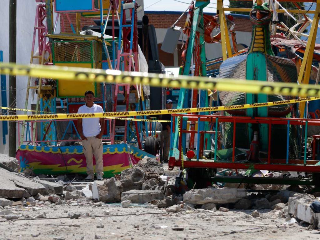 Una persona observa la zona donde se suscitó una explosión la noche de este sábado en la comunidad de Santa María Canchesdá, Temascalsingo, este domingo en el Estado de México (México). EFE/ Felipe Gutiérrez