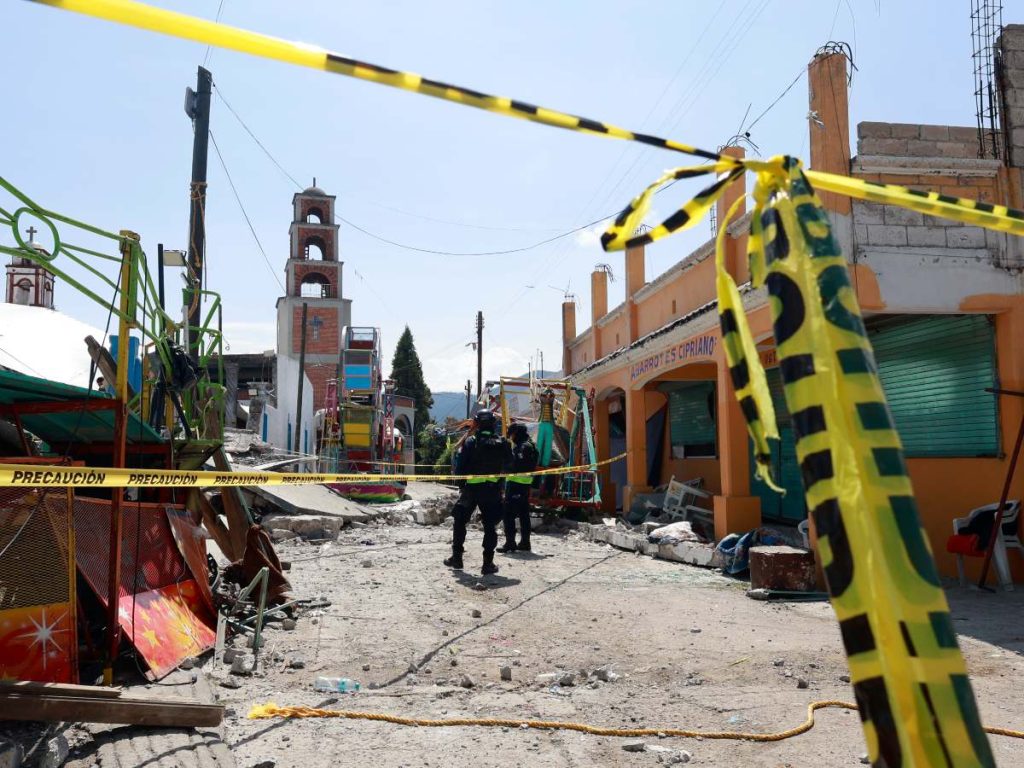 Policías de Seguridad del Estado de México resguardan la zona donde se suscitó una explosión la noche de este sábado en la comunidad de Santa María Canchesdá, Temascalsingo, en el Estado de México (México).