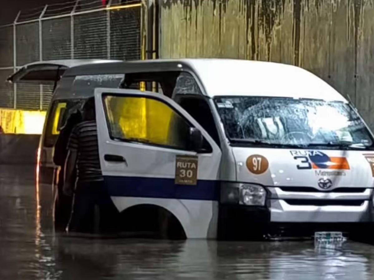 Seis pasajeros mueren atrapados en transporte público inundado en México
