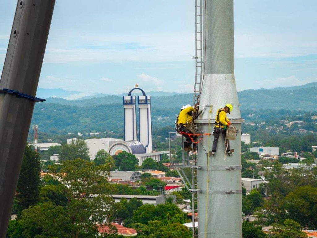 El MOPT informó que avanza la instalación de la séptima torre del Aerocable de Mejicanos. Foto: cortesía