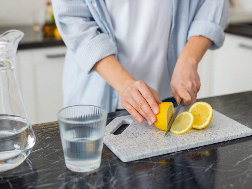 El consumo frecuente de bebidas ácidas puede erosionar el esmalte dental de forma gradual y favorecer sensibilidad y desgaste.