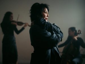 Alejandra Guzmán interrumpió de forma repentina su concierto en Veracruz tras sufrir una lesión que le impidió continuar en el escenario.