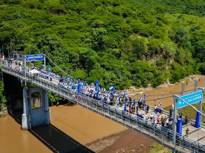 La llama centroamericana comenzó su recorrido por territorio salvadoreño luego de cruzar la frontera con Guatemala.