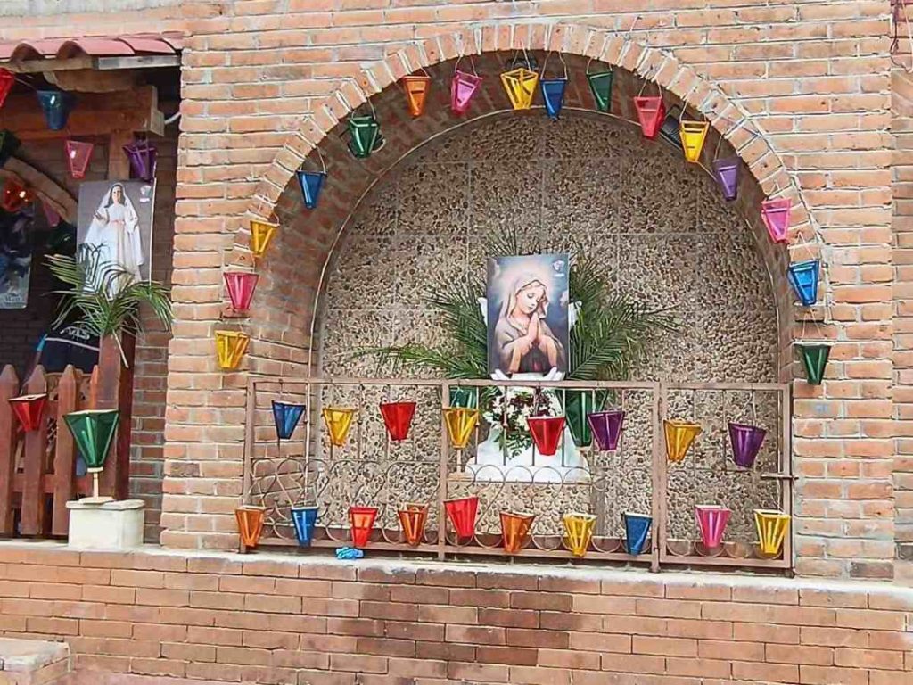 Apaneca mantiene viva la tradición de los Farolitos con altares y decoraciones dedicadas a la Virgen María.
