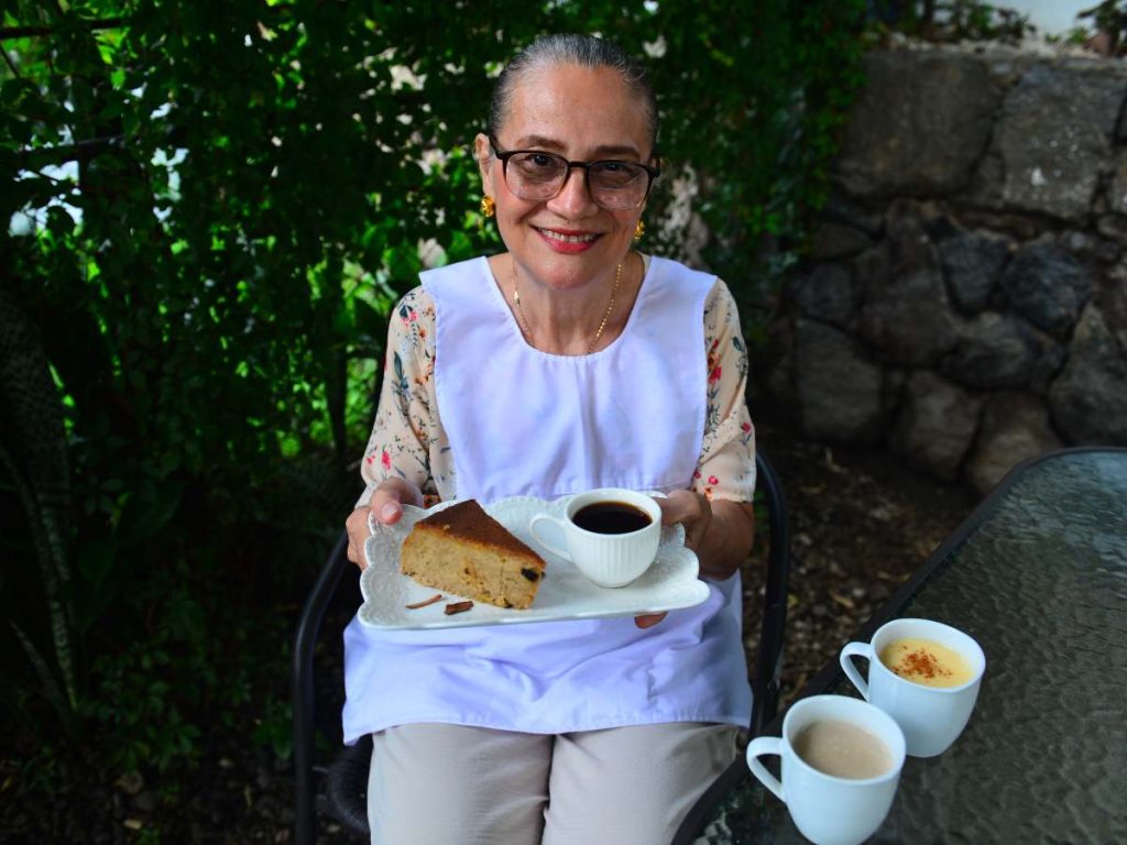 Mamá Tere comienza su jornada a las 3:00 de la mañana para tener sus atoles listos desde las 6:00.