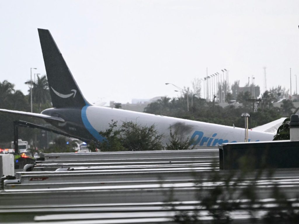 Un Boeing 767 que operaba para Amazon Prime Air se salió de la pista en Miami, impactó vehículos y se incendió. No se reportaron víctimas.