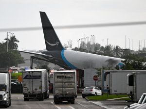 Un avión de carga de Amazon se salió de la pista al aterrizar en Miami, chocó con varios vehículos y se incendió. No se reportaron víctimas.