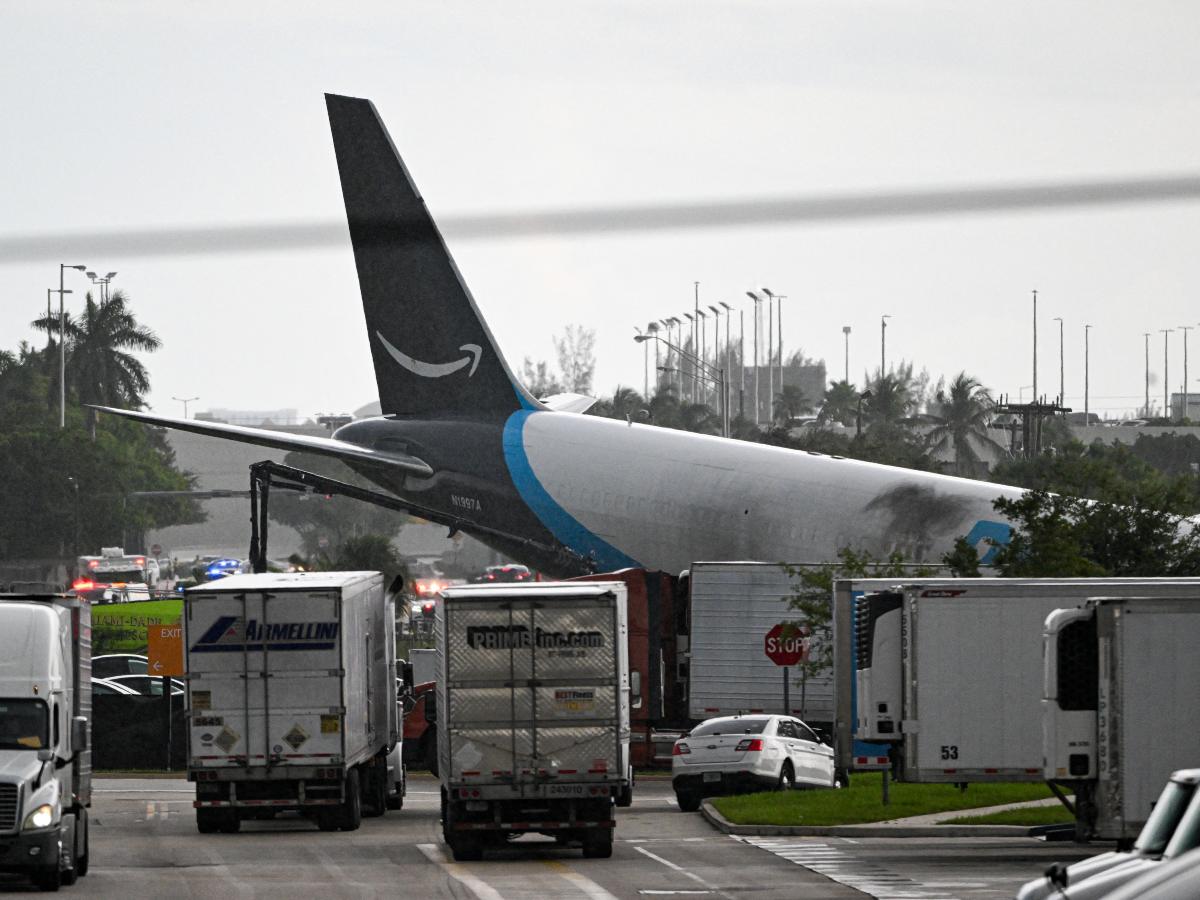 Un avión de carga de Amazon se salió de la pista al aterrizar en Miami, chocó con varios vehículos y se incendió. No se reportaron víctimas.