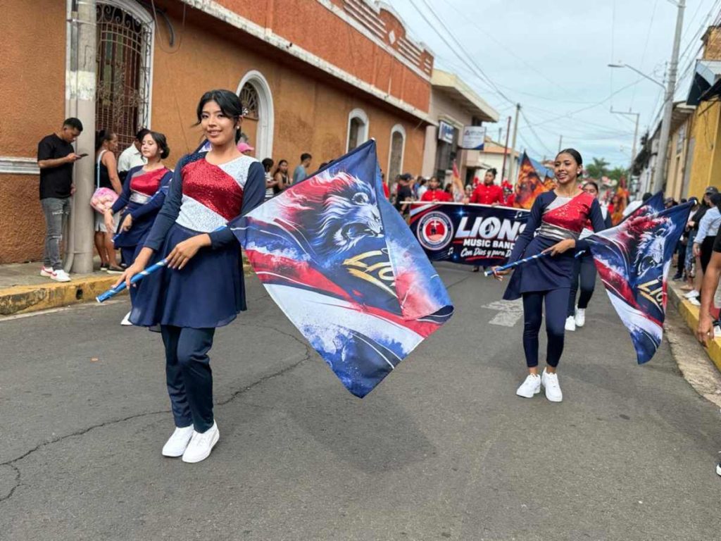 Las banderistas. Con propuestas más deportivas, sumaron energía y destreza a través de rutinas en las que las banderas se convirtieron en protagonistas.