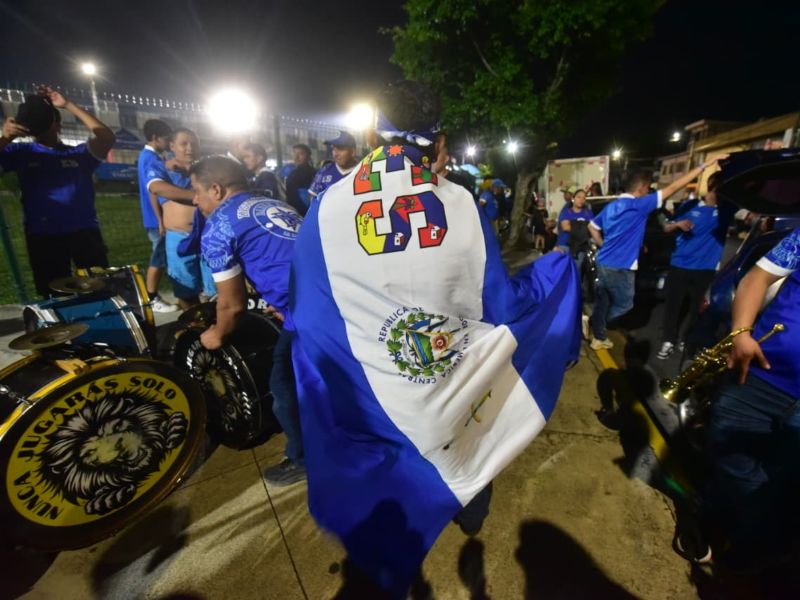 Cerca de 200 aficionados se reunieron en la previa del partido para acompañar a la selección salvadoreña.