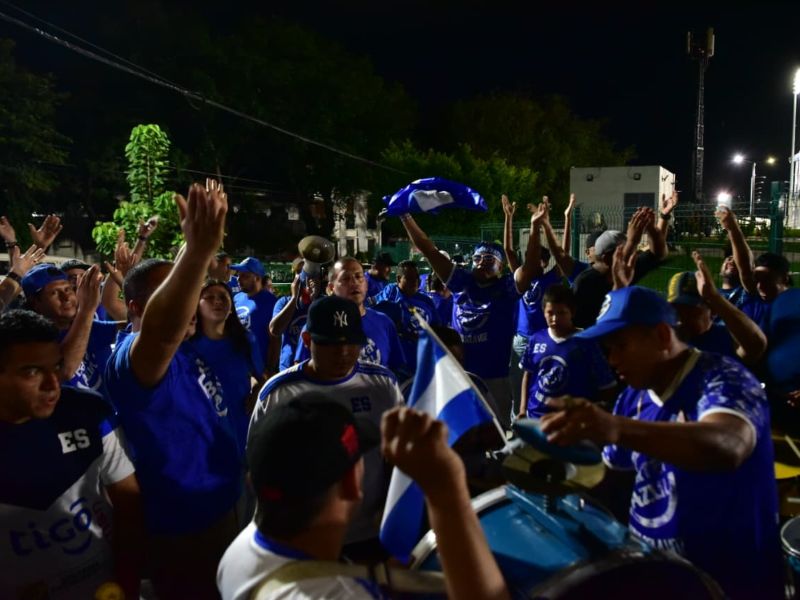Integrantes de la Barra Azul ensayaron sus cánticos antes de ingresar al estadio para apoyar a la Selecta.